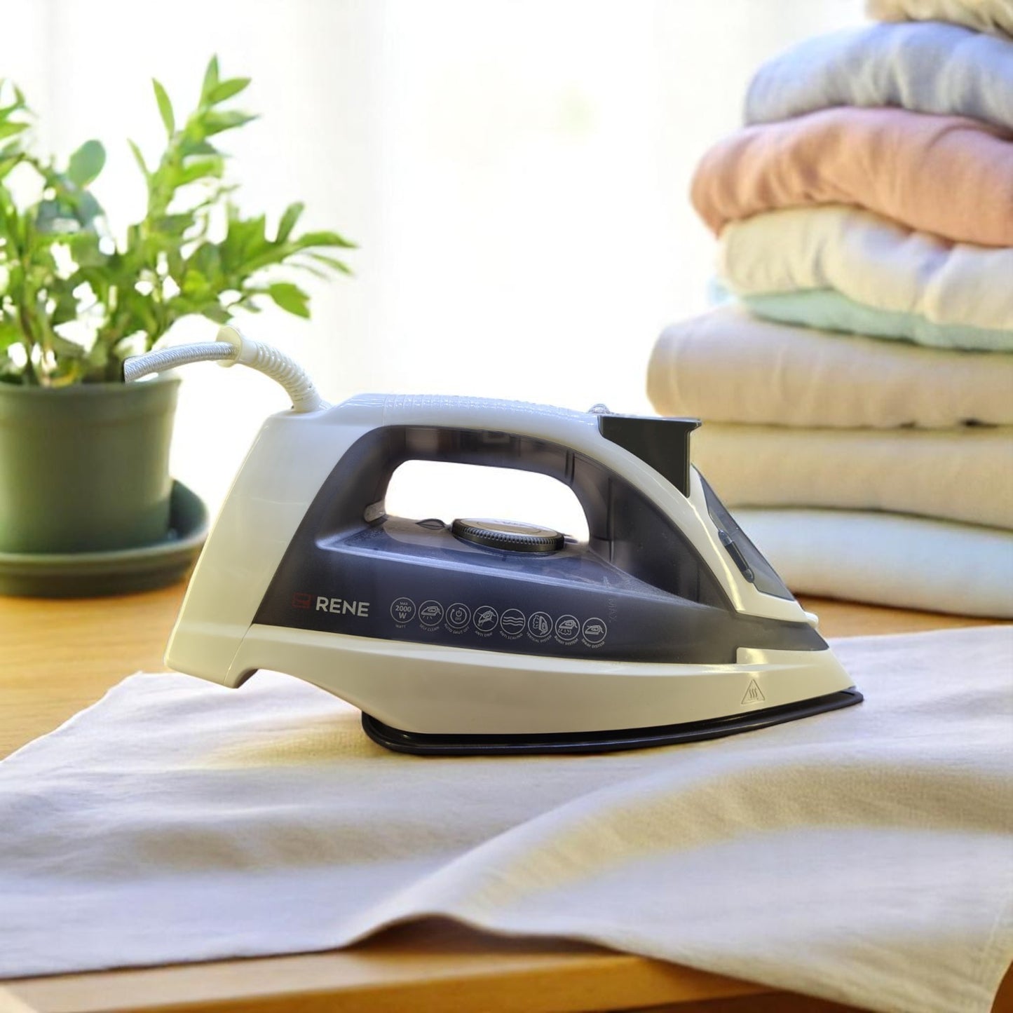 Rene RSI-1722 professional steam iron front view