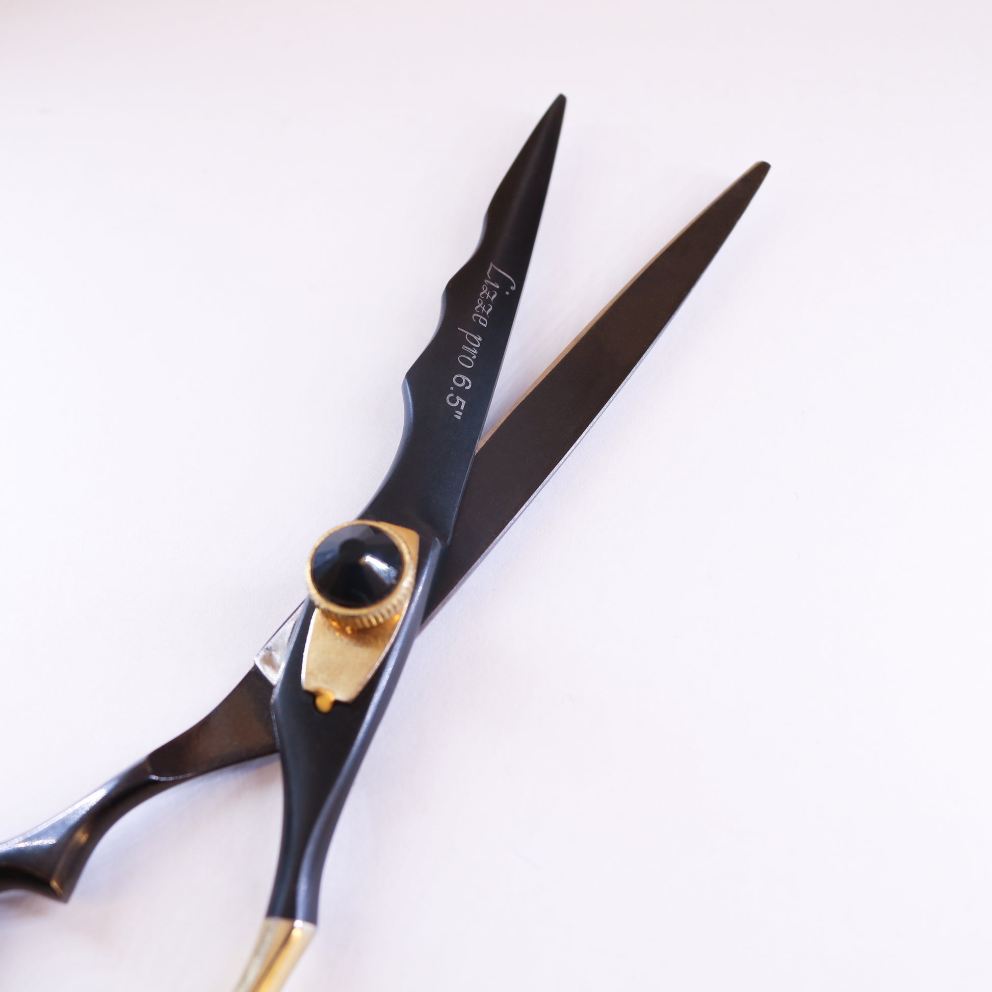 Lizze Pro 6.5-inch black and gold hairdressing scissors for precision cutting and style.