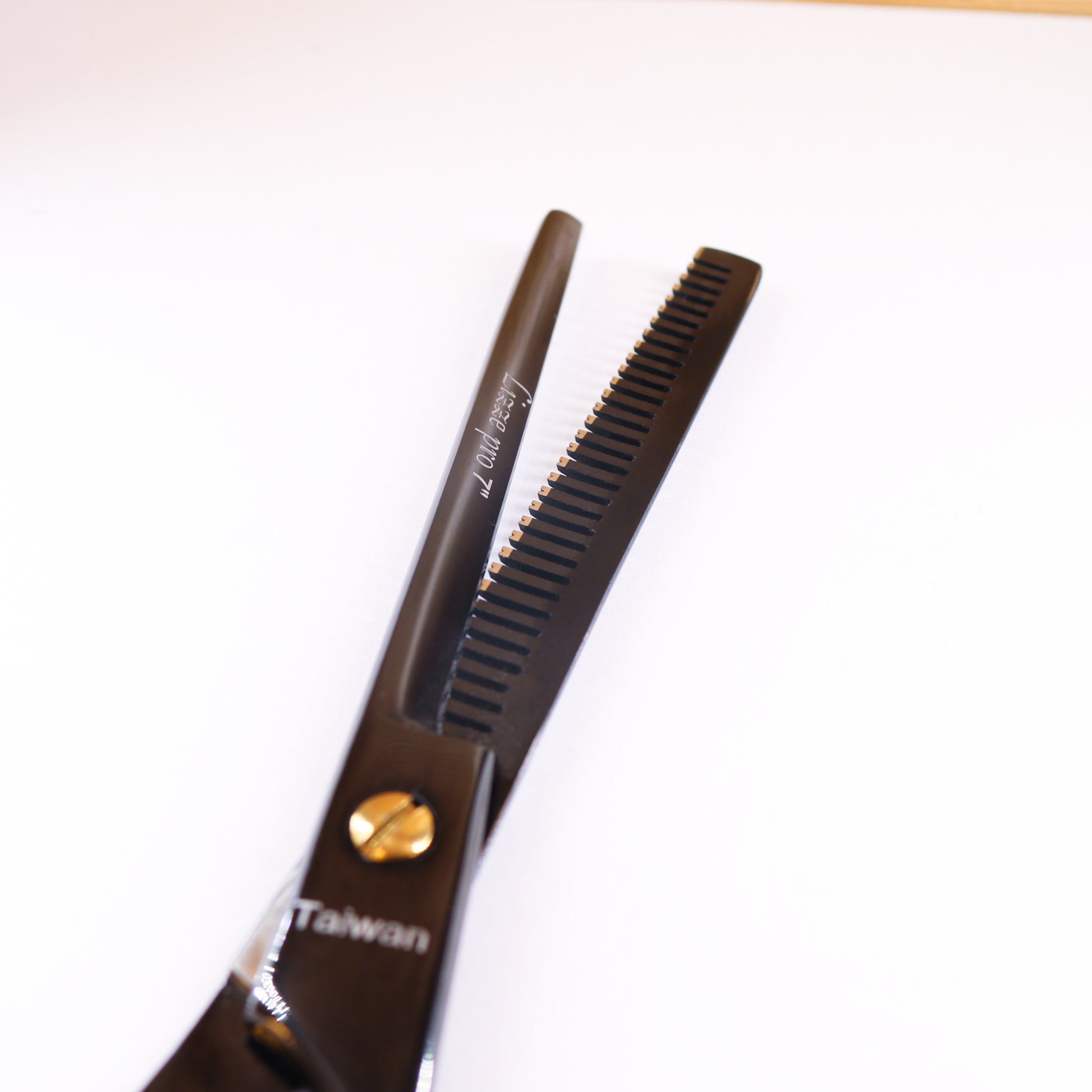 Lizze Pro 6.5-inch black professional hairdressing scissors for precision haircuts.