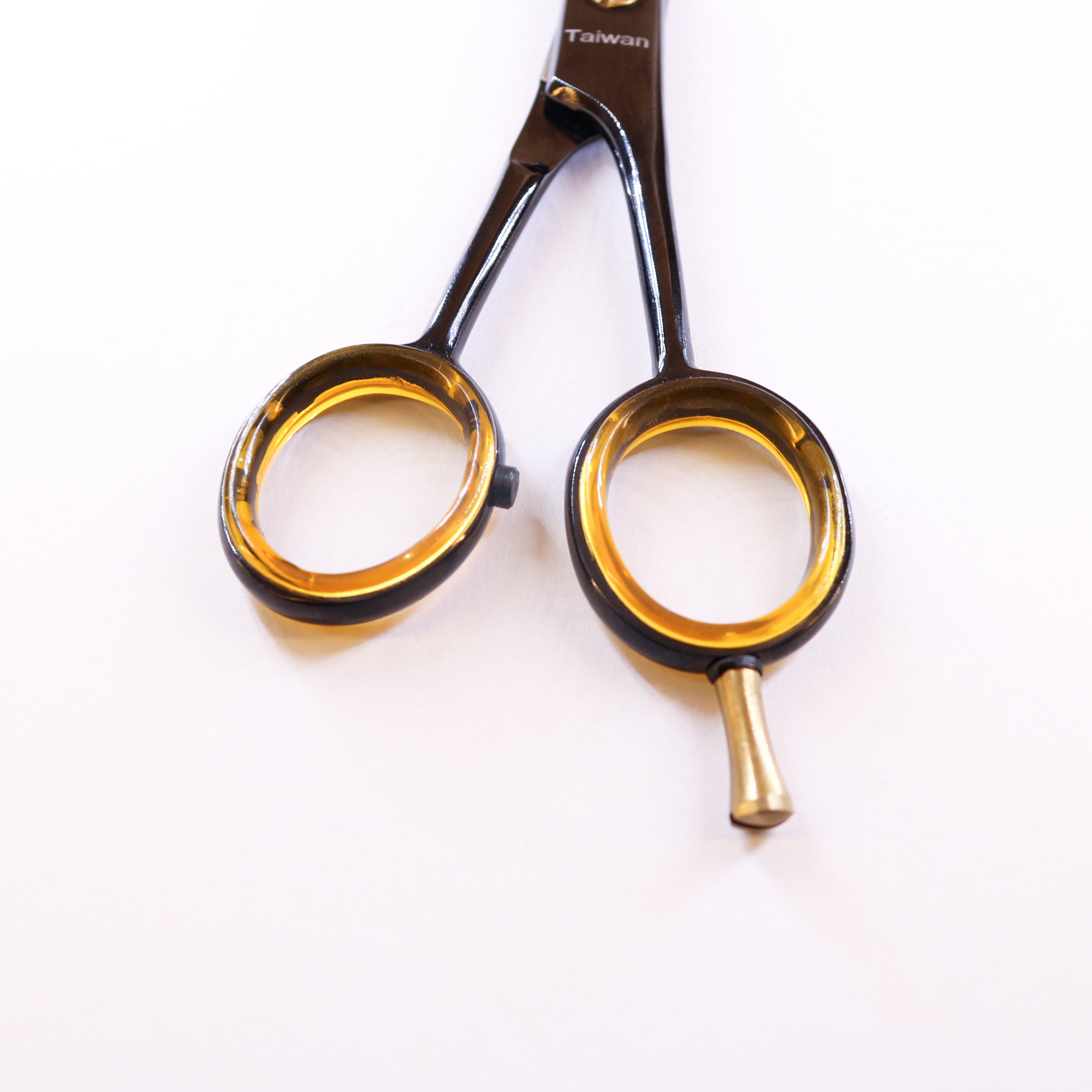 Lizze Pro 6.5-inch black professional hairdressing scissors for precision haircuts.