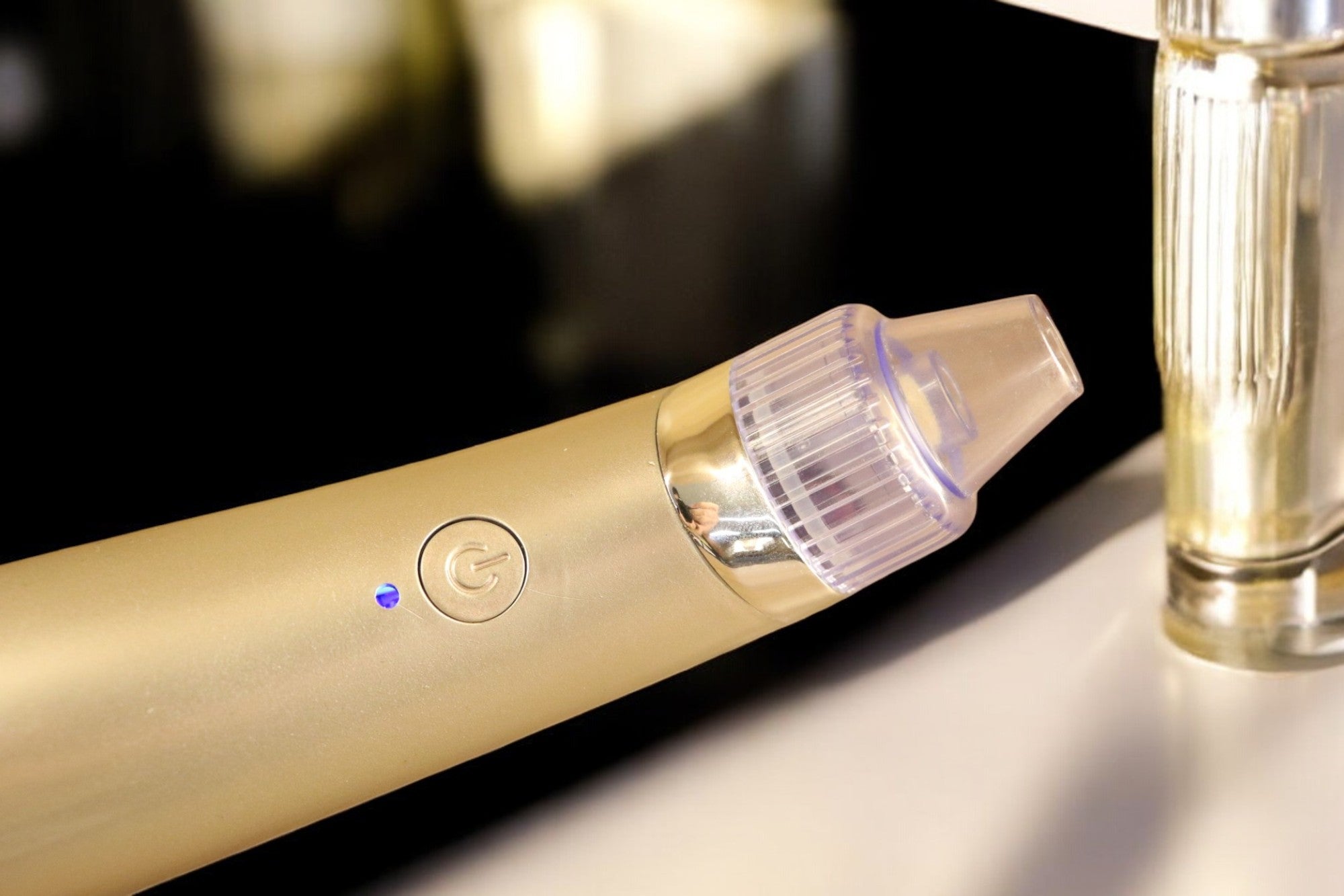 Handheld electric pimple and blackhead remover device