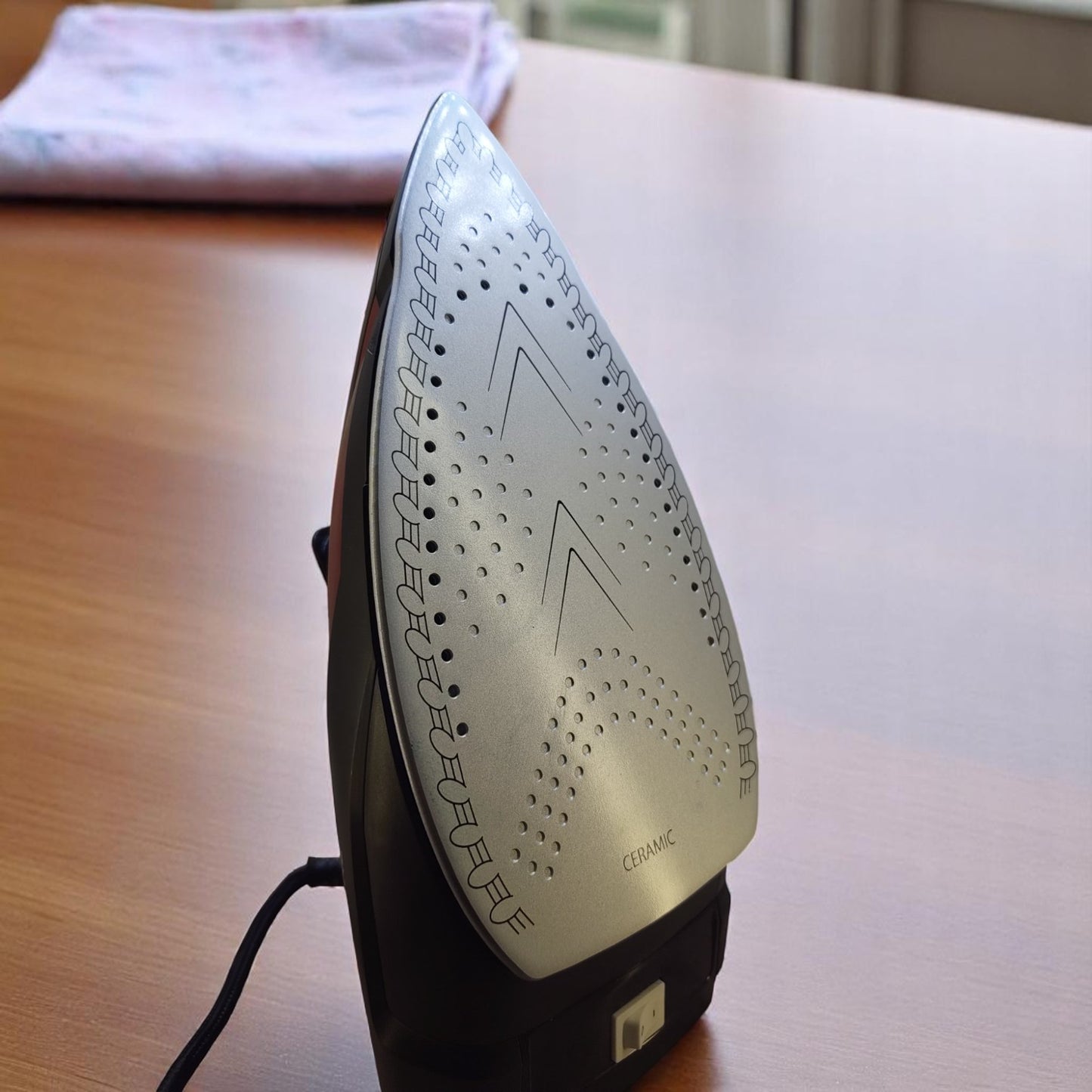 Rene RSI-1723 professional steam iron front view
