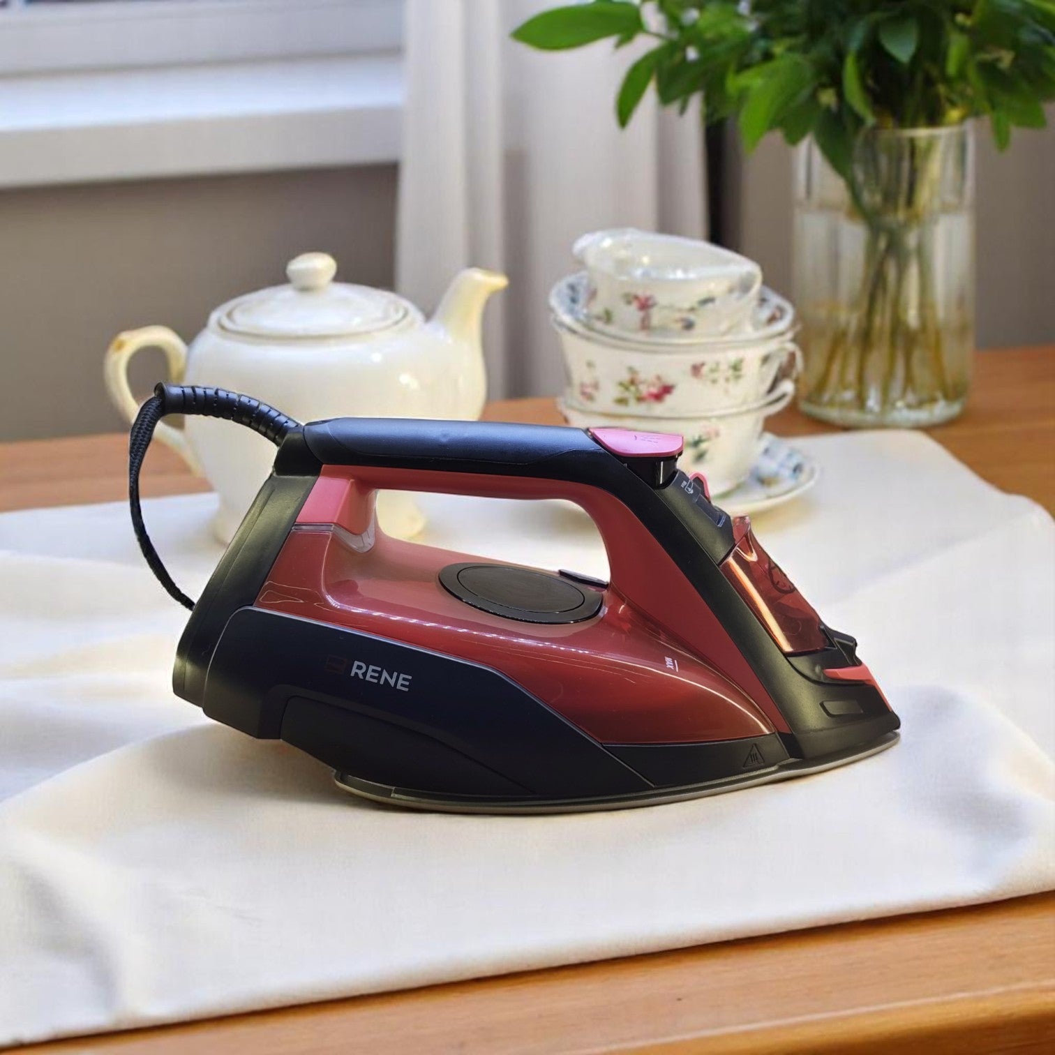 Rene RSI-1723 professional steam iron front view